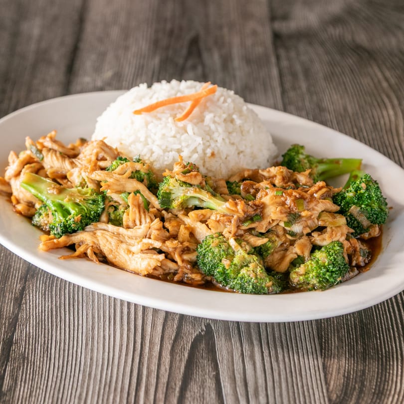 Vinsar's Lounge Asian-fusion chicken and broccoli stir-fry with white rice and carrot garnish.