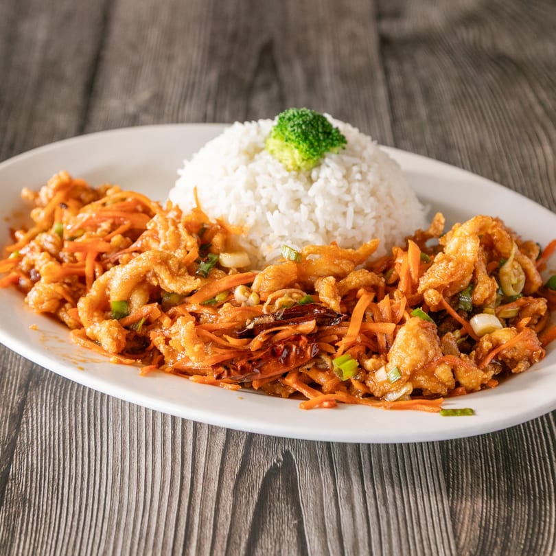Vinsar's Lounge Asian-fusion dish with crispy chicken, shredded carrots, and white rice topped with broccoli.